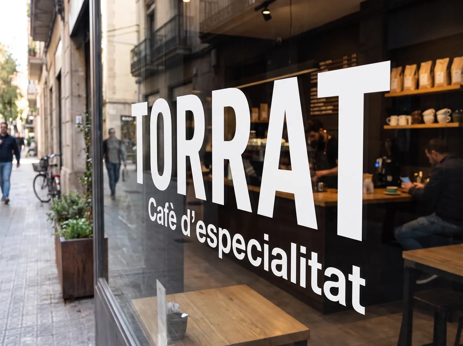Exemple instal·lat (cafeteria fictícia): Blanc · Exterior del vidre