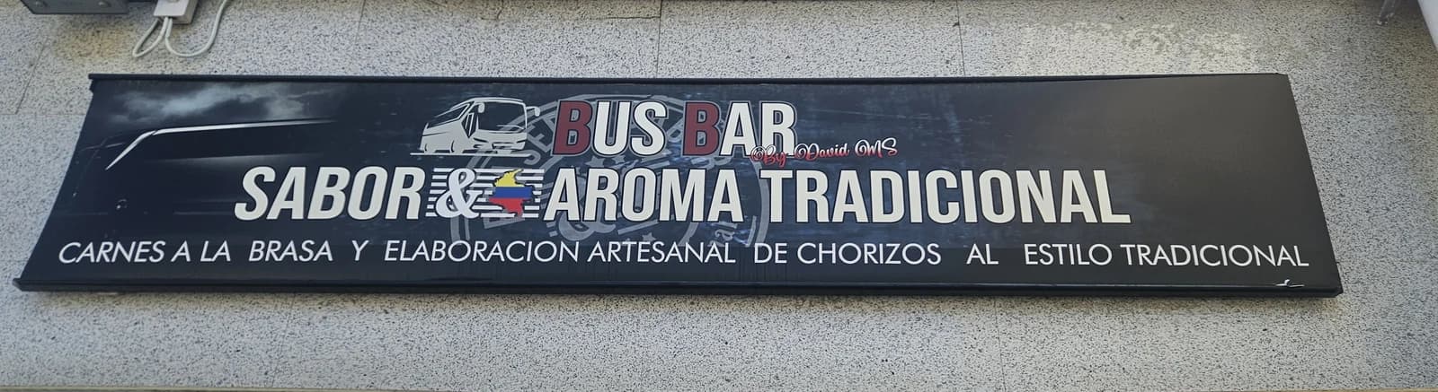 Rótulo panorámico de Bus Bar con el nombre y el texto Sabor y aroma tradicional en la fachada.