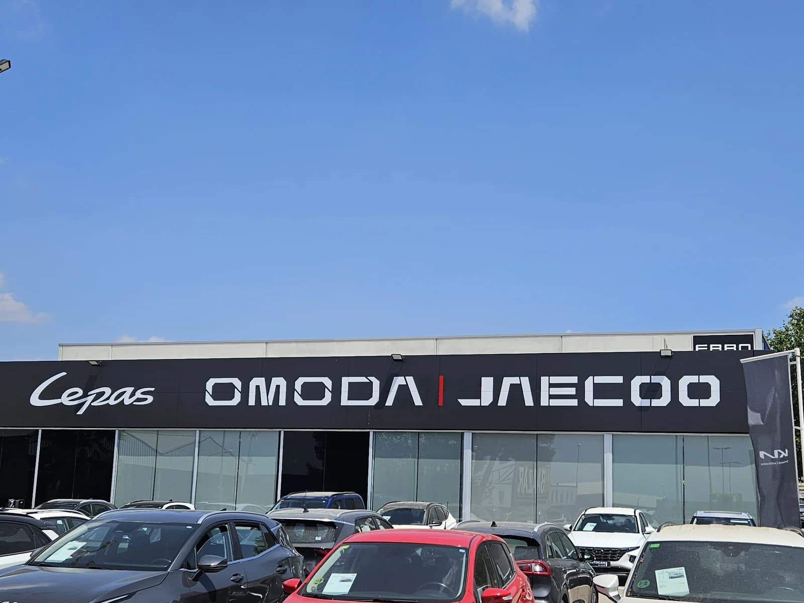 Rótulos de Cepas, Omoda y Jaecoo sobre la fachada del concesionario.