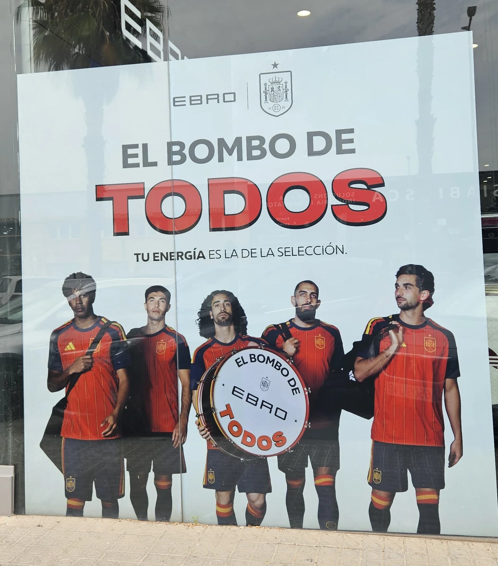 Gráfico impreso EBRO El bombo de todos sobre el escaparate, con fotografías de futbolistas dentro del diseño.