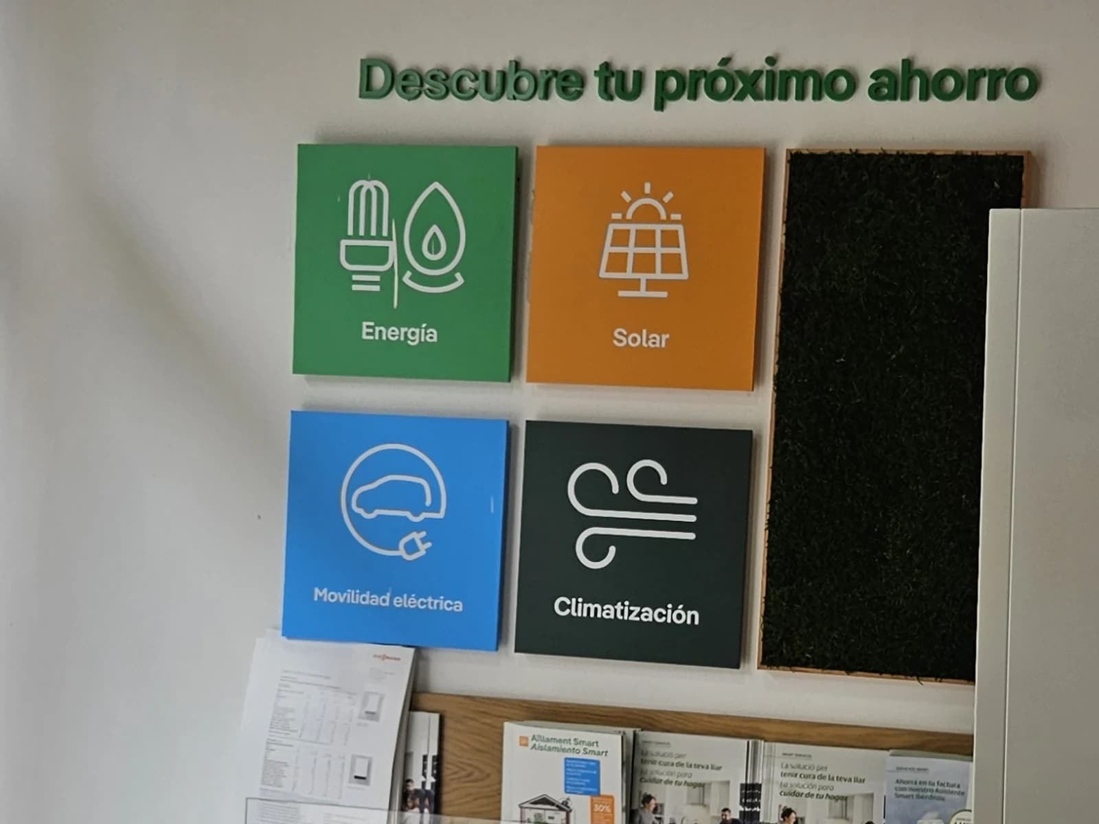 Cuatro paneles cuadrados con gráficos de energía en el interior de Iberdrola.