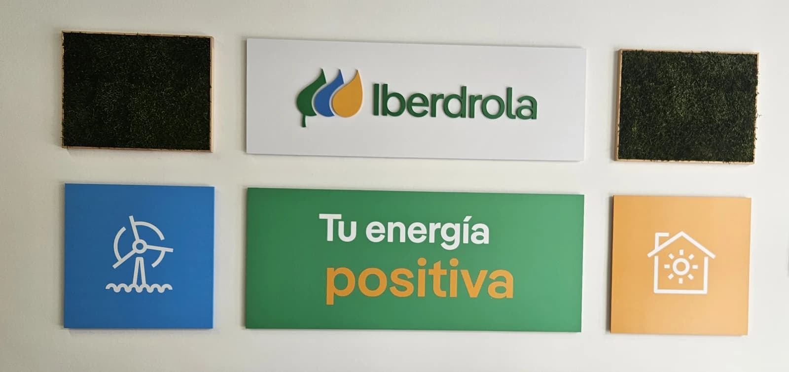 Conjunto de paneles de Iberdrola con el logotipo superior y gráficos de energía.