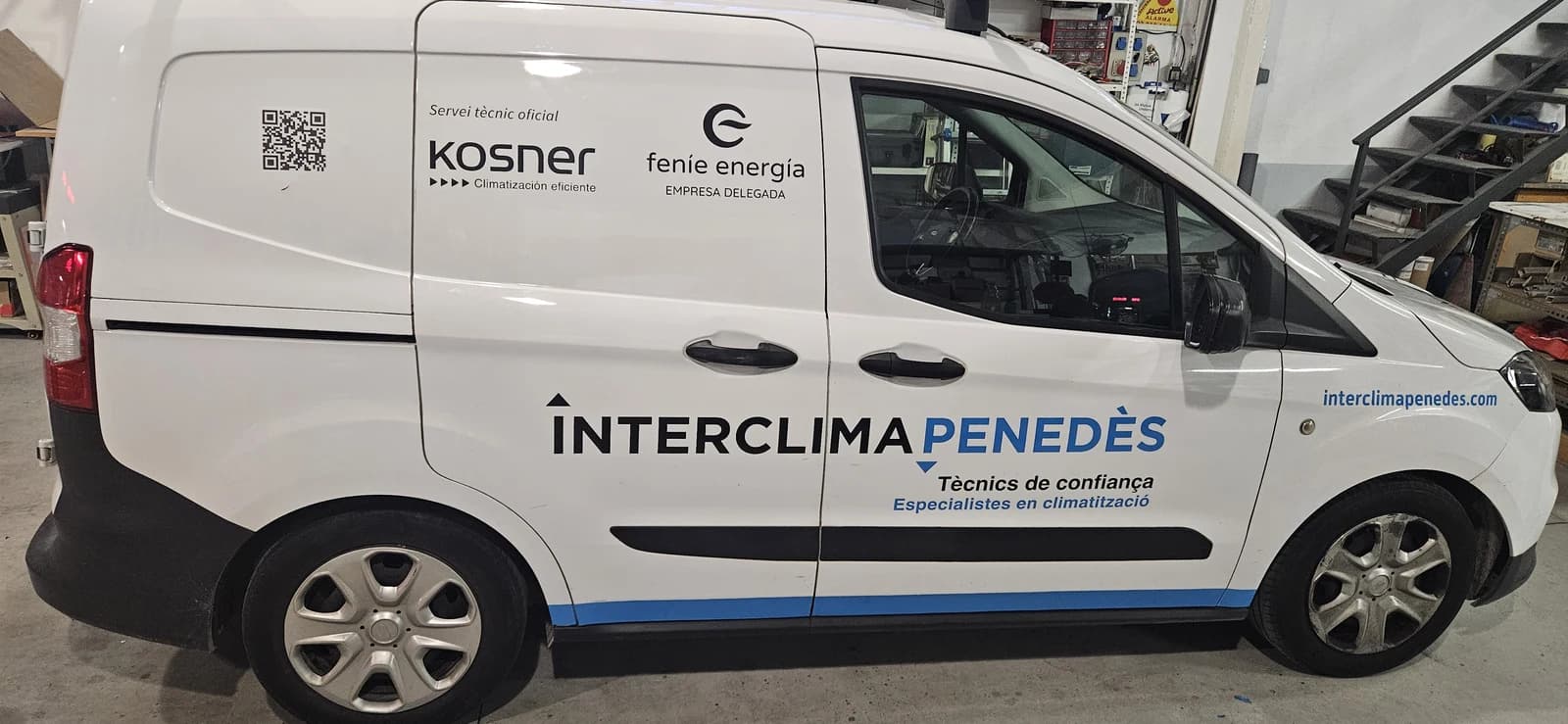 Lateral de la furgoneta Transit de Interclima Penedès con el texto y los iconos de servicios.