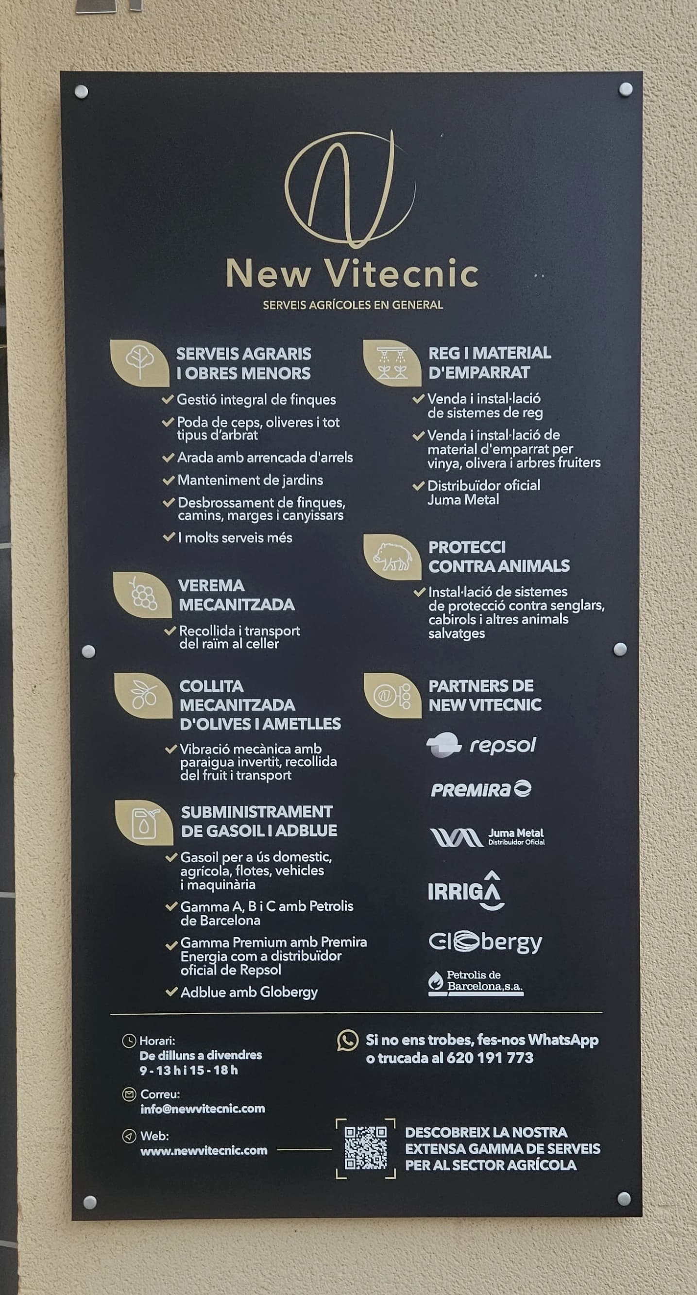 Placa vertical de New Vitecnic con servicios, logotipos y fijaciones en la pared.